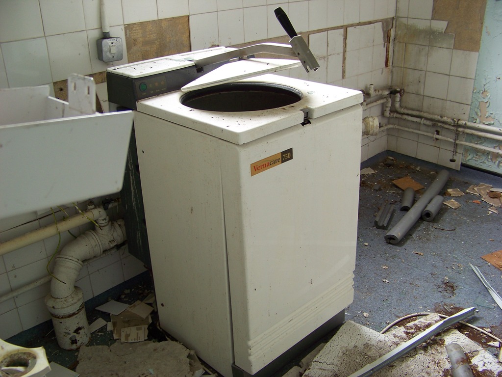A waste macerator for pulp bowls and their contents