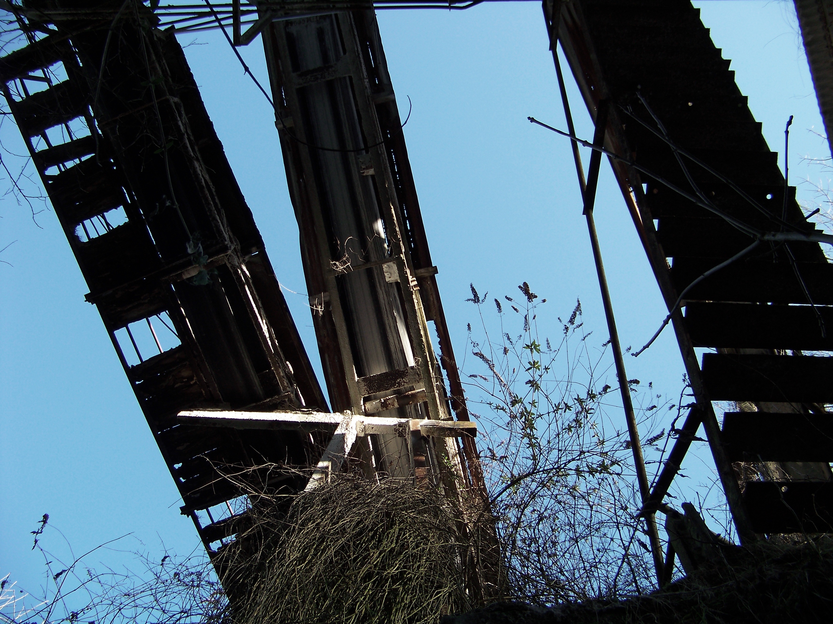 Walkways and conveyors linking the Intermediate Crusher and Screening Plant