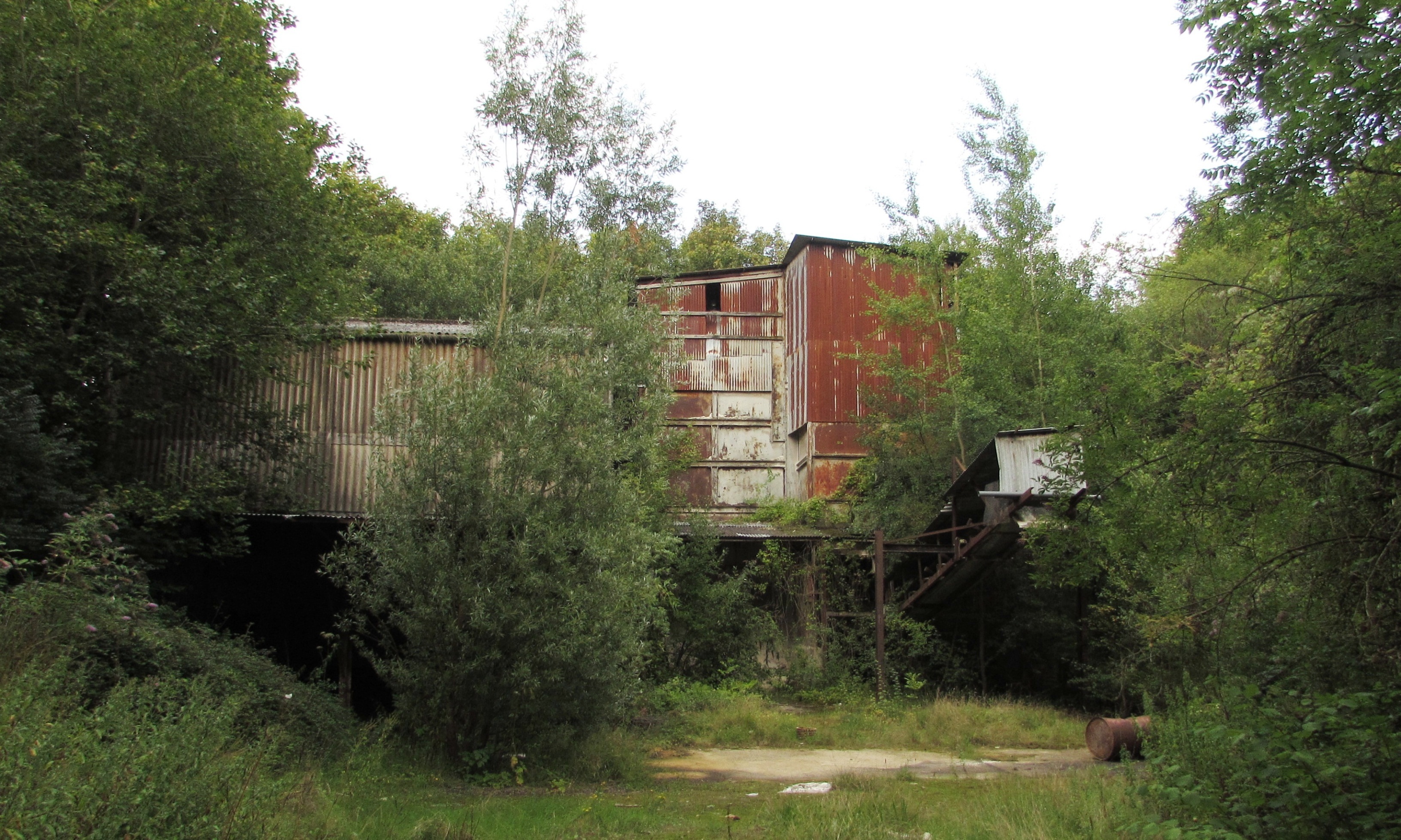Screening plant and powdered chalk store