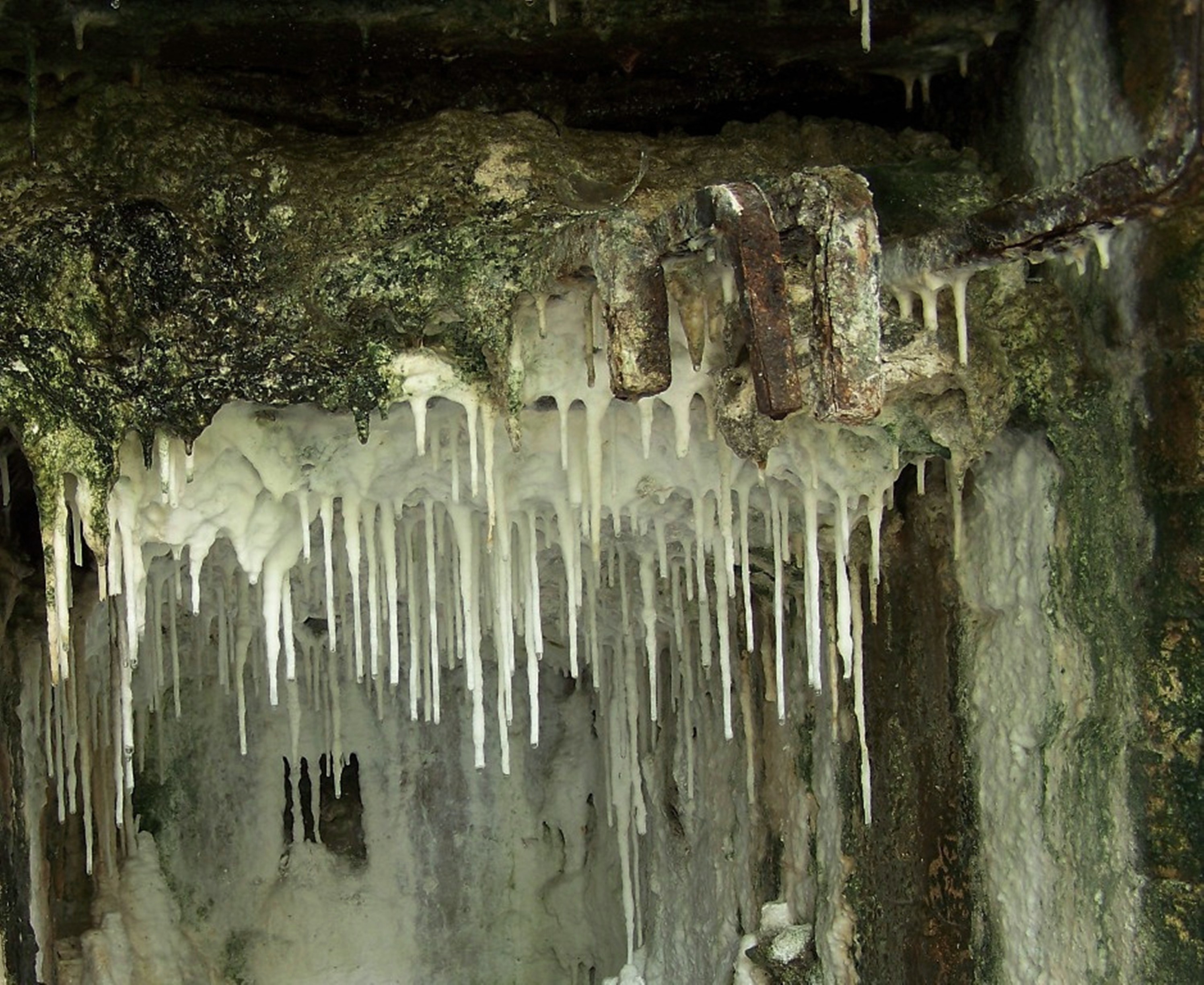 Kiln battery stalactites