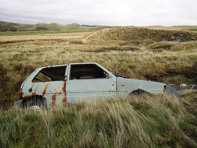 Abandoned Fiat Uno near the gate (2006)